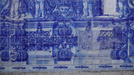 Mittlere-Aufnahme,-Frauen-Gehen,-Malerische-Aussicht-Auf-Capela-Das-Almas-In-Porto,-Portugal,-Im-Hintergrund