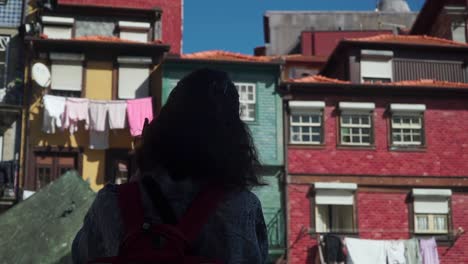 Mittlere-Aufnahme,-Eine-Frau-Hält-Eine-Kamera-Und-Fotografiert-Den-Ribeira-Platz-In-Porto,-Portugal,-Sonniger-Tag-Im-Hintergrund