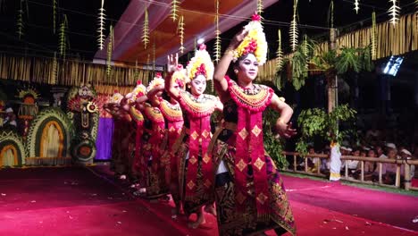 Mujeres-Balinesas-Realizan-Danza-Ritual-En-La-Ceremonia-Hindú-Del-Templo-De-Bali-Por-La-Noche,-Parte-De-La-Coreografía-Chamánica-Calonarang,-Indonesia,-Sudeste-De-Asia