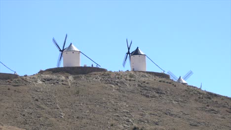 LKW-linke-Aufnahme-Spanischer-Windmühlen-über-Einem-Braunen-Hügel-In-Consuegra