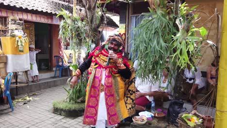Eine-Maskierte-Figur-Führt-Bei-Tageslicht-In-Farbenfrohem-Kleid-Ein-Topeng-Tanzdrama-In-Einer-Zeremonie-Im-Balinesischen-Hindu-Tempel-Auf