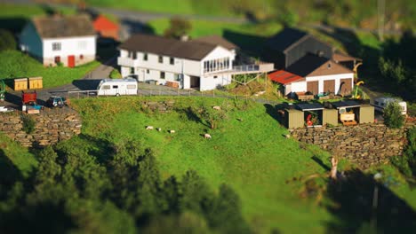 Una-Granja-En-Una-Colina-Empinada-En-La-Zona-Rural-De-Noruega