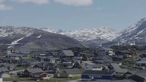 Paisaje-De-La-Ciudad-De-Nuuk-Con-Montañas-Cubiertas-De-Nieve-En-El-Fondo