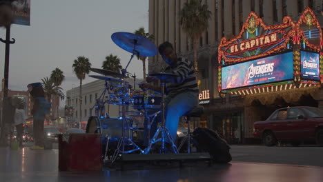 Der-Schlagzeuger-Spielt-Laut-Auf-Dem-Hollywood-Blvd-Walk-Of-Fame-Gegenüber-Dem-El-Capitan-Theater-In-Los-Angeles