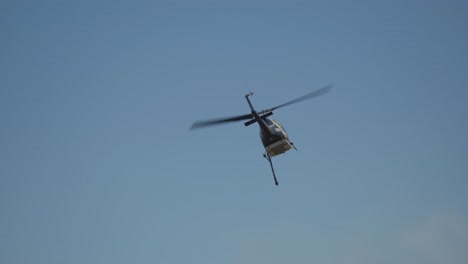 Fuego-Bombardeo-De-Agua-Helicóptero-Arrojando-Agua-De-La-Presa-Sobre-La-Hierba-Fuego-Con-Pared-De-Humo