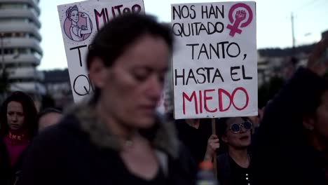 Frauen-Singen-Und-Halten-Schilder-In-Einem-Marsch-Und-Protestieren-Während-Des-Internationalen-Frauentags
