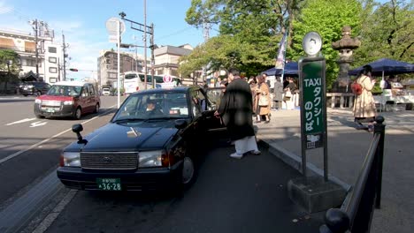 Japanese-people-entering-a-taxi-in-Kyoto