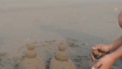 Detailaufnahme-Von-Nicht-Wiederzuerkennenden-Händen,-Die-Am-Tropischen-Indischen-Strand-In-Der-Nähe-Des-Meeres-Mit-Sand-Spielen