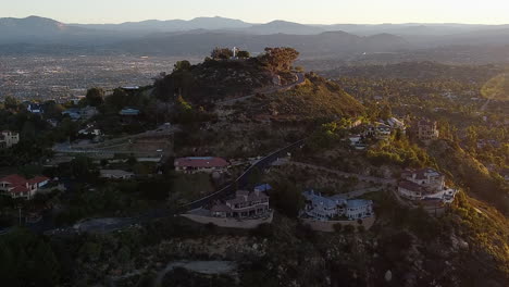 Increíble-Paisaje-Cinematográfico-Con-Drones-Disparado-En-El-Histórico-Monte-De-San-Diego.