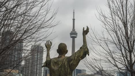 Statue-Of-Man-At-Ireland-Park-In-Toronto,-Time-Lapse