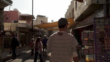 Touristen-Gehen-Den-Traditionellen-Markt-In-Der-Antiken-Stadt-Madaba,-Jordanien-Entlang