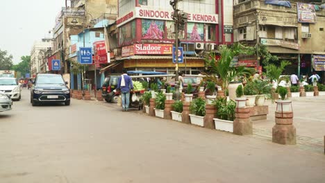 Traffic-on-the-street-of-the-newly-developed-Chandni-Chowk-with-the-smart-road-traffic-signs,-Old-Delhi,-India