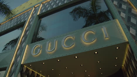 Cinematic-shot-of-the-Gucci-store-exterior-in-Beverly-Hills,-Ca