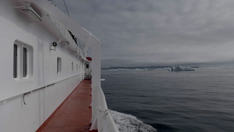Blick-Vom-Deck-Des-Schiffes,-Das-Auf-Schwimmende-Eisberge-Im-Grönlandmeer-Segelt