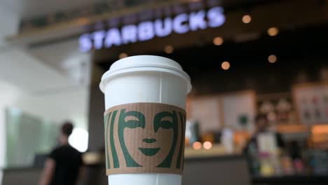 Se-Ve-Una-Taza-De-Papel-De-Café-Starbucks-En-La-Tienda-De-La-Marca-De-Café-Multinacional-Estadounidense