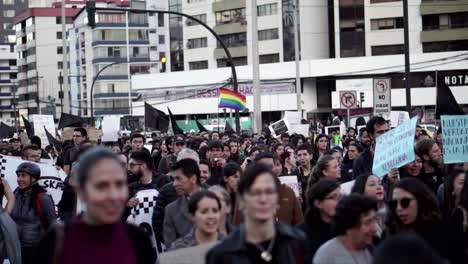 Während-Eines-Marsches-Und-Protests-Von-Frauen-Und-Männern-Während-Des-Internationalen-Frauentags-Ist-Eine-LGBT-Pride-Flagge-Zu-Sehen