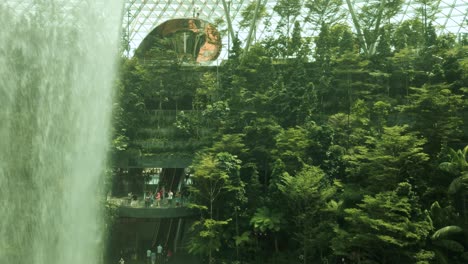 Zeitlupe-Aus-Der-Luft,-Singapur,-Changi,-Juwel,-Regen,-Wirbel,-Wasserfall