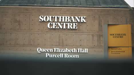 Aufsteigende-Aufnahme-Vor-Dem-Southbank-Centre,-Zentrum-Für-Darstellende-Künste-In-London,-Großbritannien