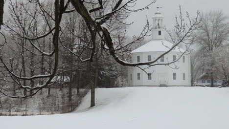 Schwenkaufnahme-Im-Zeitigen-Frühjahr-Der-Alten-Runden-Kirche-In-Richmond,-Vermont