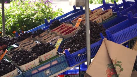 Gente-Comprando-Cerezas-En-El-Mercado-De-Frutas