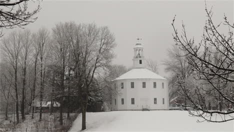 Panning-shot-of-The-Old-Round-Church-in-Richmond,-Vermont