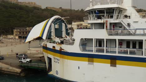 Coches-A-Bordo-Del-Ferry-En-La-Isla-De-Gozo,-Malta