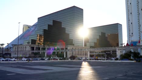 Der-Sonnenuntergang-Erreicht-Seinen-Höhepunkt-Durch-Das-Luxor-Hotel-In-Las-Vegas
