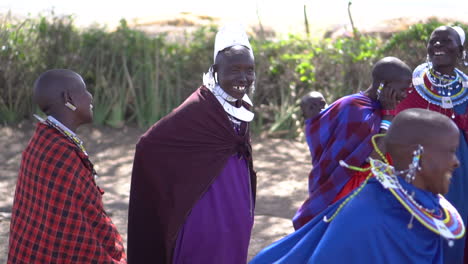 Cámara-Lenta-De-Mujeres-Felices-De-La-Tribu-Masai-En-Danza-Tradicional-De-Salto