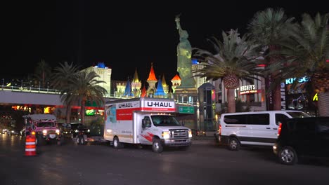 Cars-passing-Statue-of-Liberty-at-Las-Vegas-strip-at-night