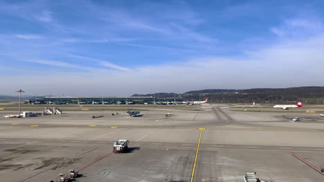 Un-Avión-De-Partida-En-El-Aeropuerto-De-Zurich,-Suiza.