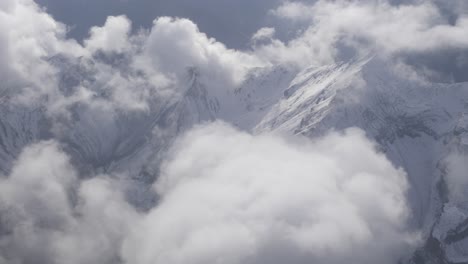 Bergblick-Mit-Wolken-Aus-Dem-Flugzeug