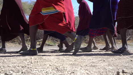 Pies-De-Machos-De-La-Tribu-Masai-Caminando-Sobre-Suelo-Polvoriento-De-La-Sabana-Africana