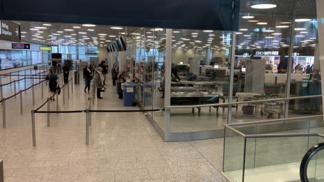 Sicherheitskontrolle-Am-Flughafen-Zürich