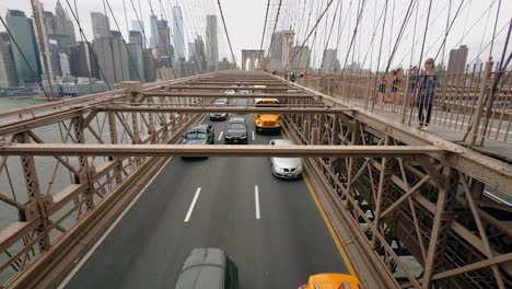 Zeitraffer-Des-Verkehrs-über-Der-Brooklyn-Bridge-In-New-York-City,-Mit-Manhattan-Wolkenkratzern-Im-Hintergrund