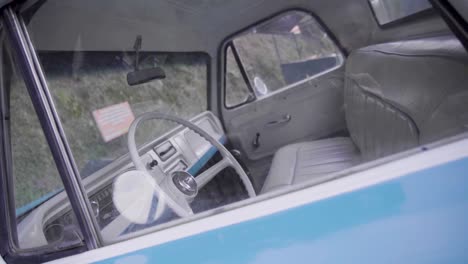 Innenraum-Eines-Blau-weißen-Chevrolet-Oldtimer-Pick-up-Trucks