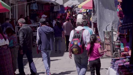 Indígenas-Caminando-Por-El-Mercado-Chichi-En-Guatemala.