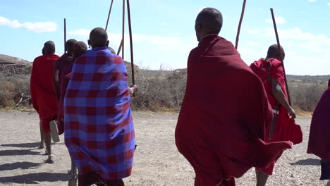 Machos-De-La-Tribu-Masai-Con-Palos-Bailando-En-El-Campo-De-La-Aldea