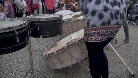 Street-drummers-in-Malbork,-teaching-kids-how-to-play-drums