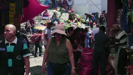 Indigener-Markt-Am-Eingang-Einer-Katholischen-Kolonialkirche-In-Guatemala
