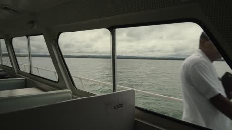 In-Einem-Großen-Passagierstahlboot,-Das-Durch-Einen-See-Fährt