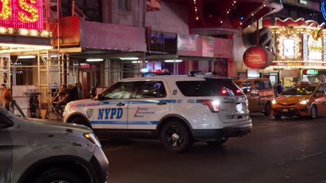Eine-NYPD-Patrouille-Wendet-Sich-Unter-All-Den-Hellen-Lichtern-Am-Times-Square-In-New-York-Ab