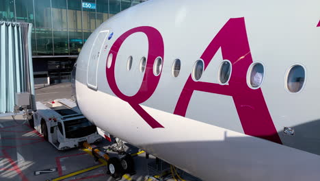 Katar-Airbus-A350-Am-Gate,-Gelesen,-Um-Zurückzudrängen