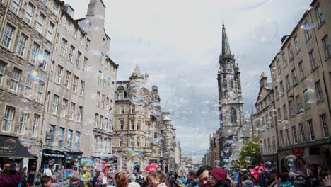 Seifenblasen-Fliegen-Durch-Edinburgh-Und-Erfreuen-Touristen
