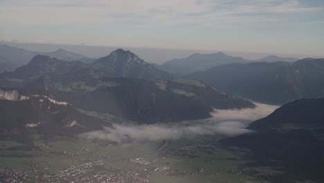 Morgenstimmung-über-Den-Bergen-Rund-Um-Kitzbühel-Mit-Einem-Dorf-Im-Vordergrund