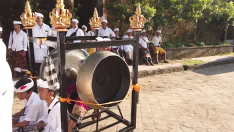 Músicos-De-Gamelan-Tocan-Instrumentos-Musicales-De-Bronce-De-Percusión-De-Gong-En-La-Ceremonia-Del-Templo-De-Bali,-Indonesia,-Cultura-Religiosa-Hindú