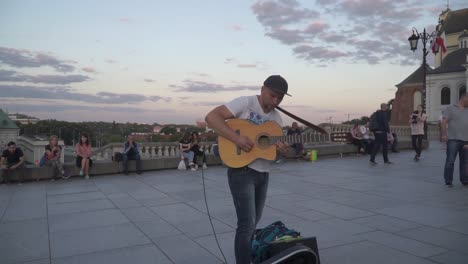 Straßenkünstler-Spielt-Gitarre-Mit-Warschauer-Hintergrund
