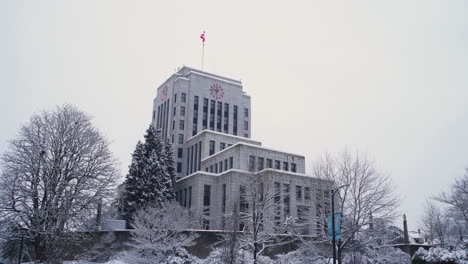 Una-Toma-De-Pedestal-Hacia-Arriba-Que-Revela-Un-Ayuntamiento-Nevado-De-Vancouver-En-Un-Día-Frío-Y-Nublado.