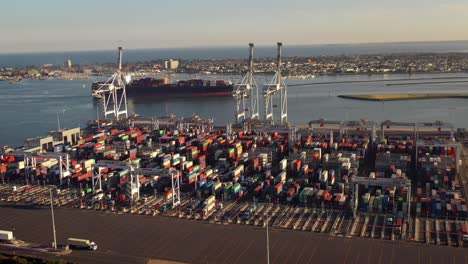 Hafen-Von-Melbourne,-Neues-Schiffsdock,-Drohnenschwenk,-Der-Importe-Und-Exporte-Zeigt