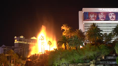 El-Volcán-De-Las-Vegas-En-Erupción-Frente-Al-Hotel-Mirage-Por-La-Noche.