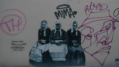 Tres-Ancianas-Sentadas-Vestidas-Con-Traje-Nacional,-Mural-De-Pared-Con-Plantilla,-Estático